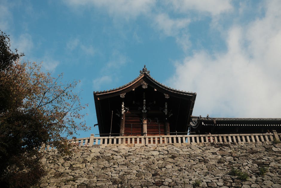 The red-brick aqueduct cutting through Nanzen-ji&rsquo;s temple grounds